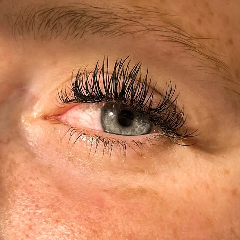 Wimpernextensions von Liz Lashes