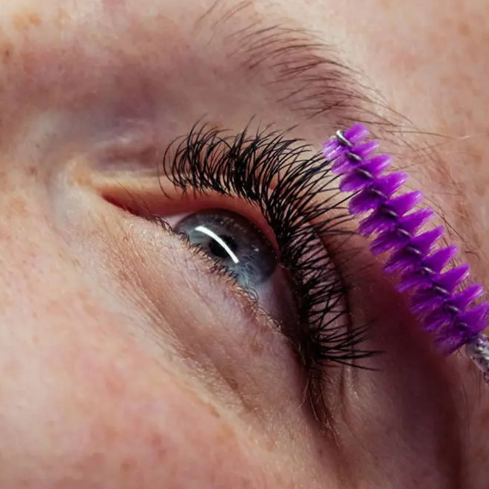 Wimpernverlängerung oder Wimpernlifting? – Die perfekte Wahl für deinen Blick